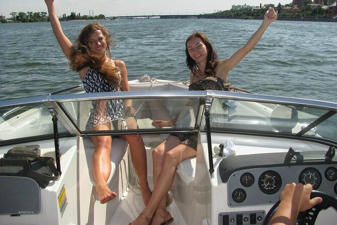 2 Hours Private Boat Tour Como - Snacks, drinks, and how the pace stays relaxed