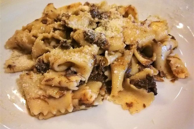 Bergamo: Full meal Food Tour with Local Delights by Do Eat Better - Stop 1: Palazzo Moroni aperitivo with Valcalepio wine