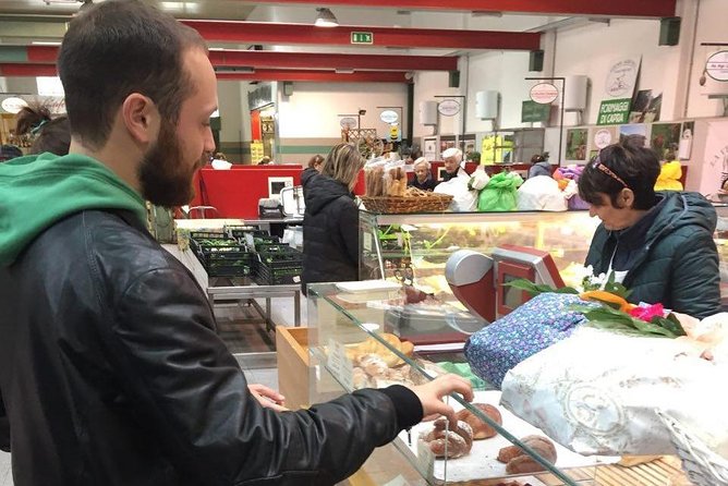 Como Food Tour and the Farmers Market - Piazza San Fedele in 20 minutes: history-lite, appetite-heavy