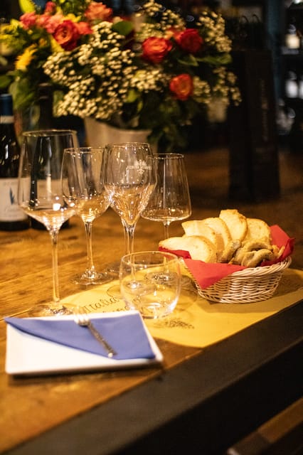 Como: Wine Tasting Experience with Cheese and Cold Cuts - Private tasting option: when you want the shop all to yourself