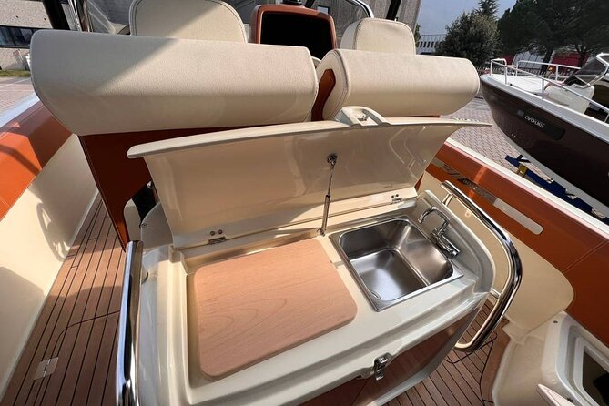 Dreamer tour(1 H) luxury boat aperitif onboard - Villa Artaria and the publishing dynasty angle: noble power without the tourist crowd