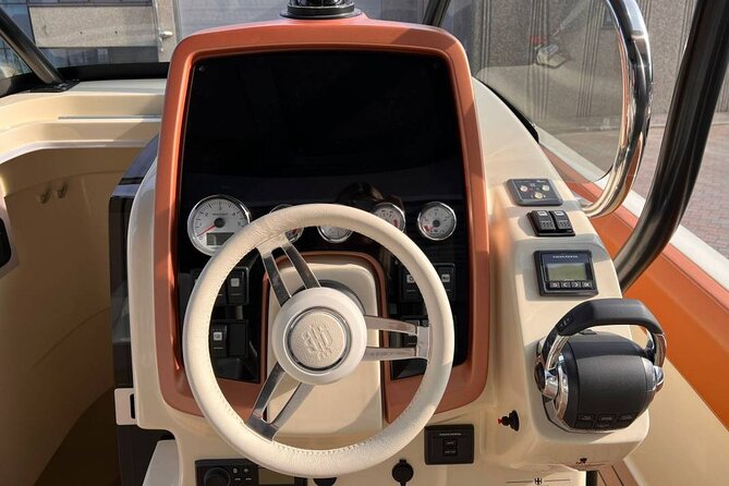 Dreamer tour(1 H) luxury boat aperitif onboard - Meeting at Lungo Lario Trieste: getting on board without getting flustered