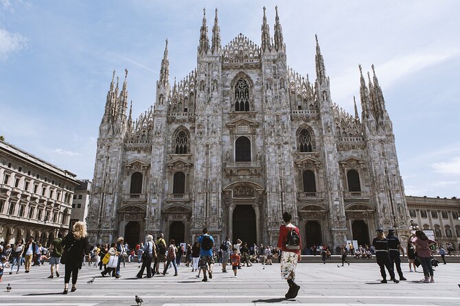 e-Scavenger hunt Milan: Explore the city at your own pace - Castello Sforzesco and Porta Sempione: medieval edges without the museum marathon