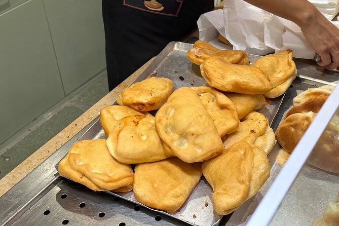 Eating Milan Street Food Tour with Guided Tasting and Sightseeing - Piazza della Scala: La Scala Theater and Palazzo Marino