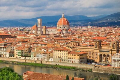 From Milan: Discover Florence & Pisa on an Exciting Full-Day Tour - Florence stop 1: Piazza di Santa Croce and the names you’ll recognize