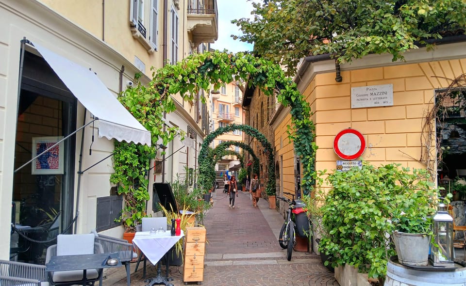 How: Tour of the historic center - Duomo di Como: why going inside is the point