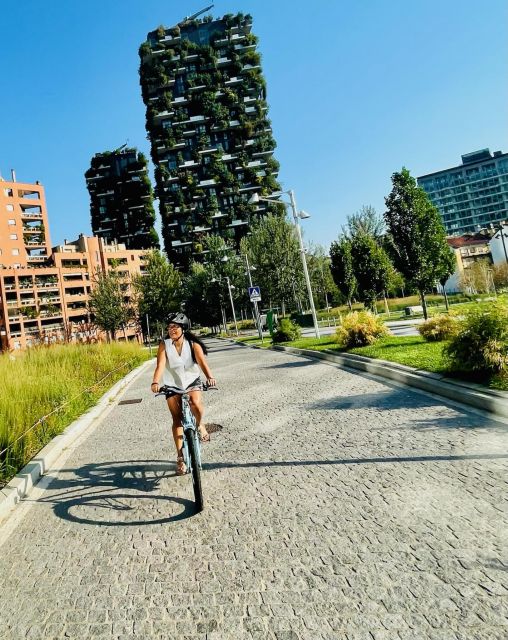 Milan: Bike tour of the city - Quadrilatero della moda and Villa Necchi Campiglio: fashion meets calm