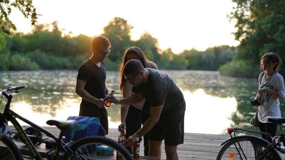 Milan: Bike Tour with Picnic on the turtle lake - Parco Aldo Aniasi: The Final 30 Minutes and That Last-Lite Calm