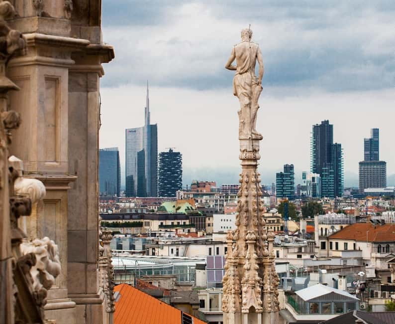 Milan: Fast Track Cathedral and Duomo Rooftop Guided Tour - Finding the right spot at Piazza del Duomo (so you start stress-free)