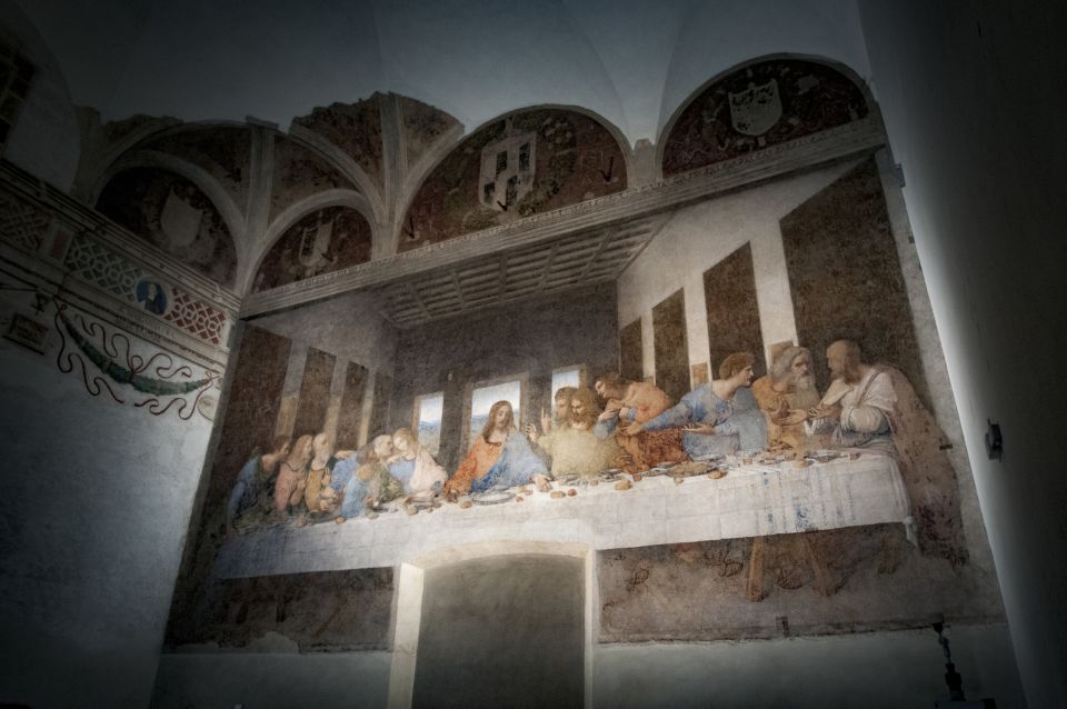 Milan: Guided Walking Tour with Last Supper Skip-the-Line - Piazza dei Mercanti: a small square with big spatial tricks