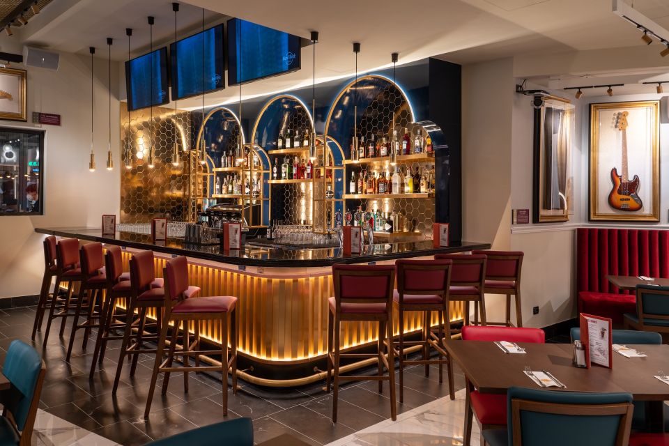 Milan: Hard Rock Cafe with Set Menu for Lunch or Dinner - Location: Duomo-area convenience with a side of rock nostalgia