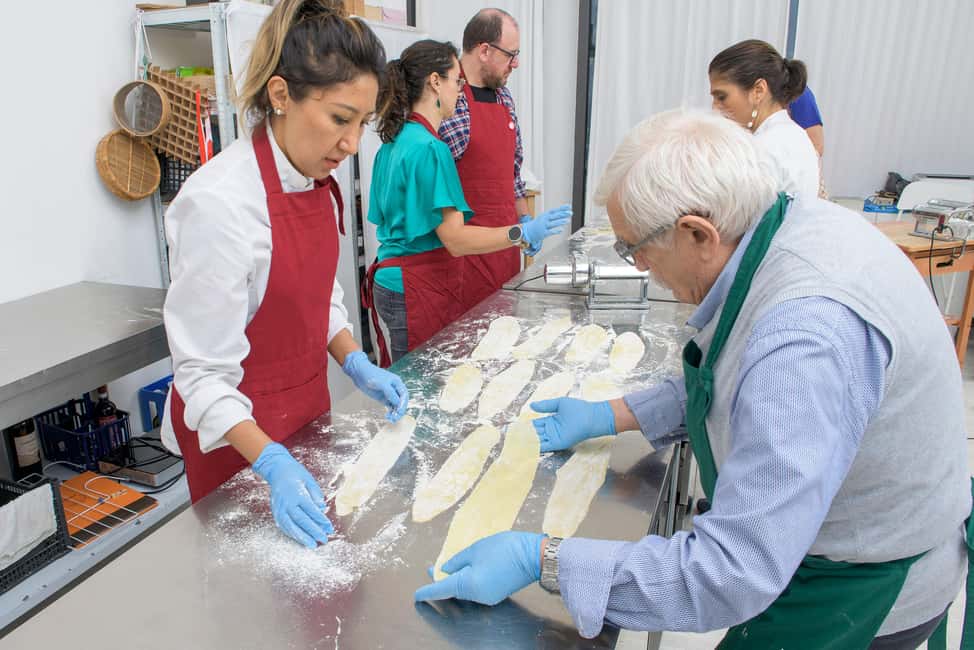 Milan: Italian Cooking Class with Food and Wine - The 3-hour rhythm: snacks, cooking, then dinner with wine
