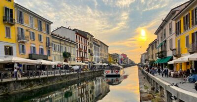 Milan: Navigli Canal Boat Cruise - Getting on at Alzaia Naviglio Grande 4 (and how the QR audio behaves)