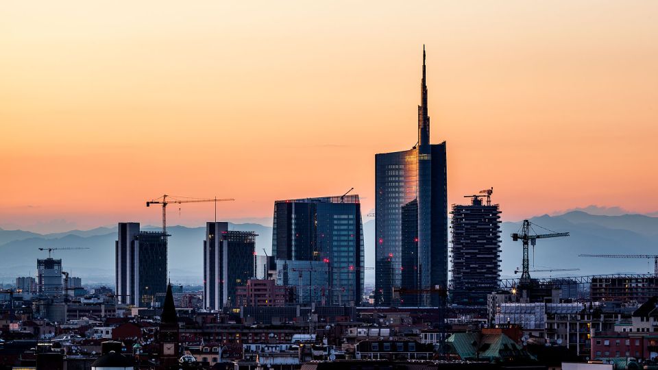 Milan: Piazza Gae Aulenti and Pelli Tower Walking Tour - Porta Nuova on Foot: Why This Walk Feels Smart