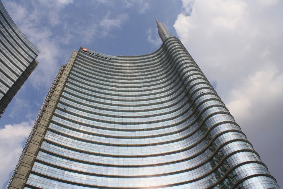 Milan: Piazza Gae Aulenti and Pelli Tower Walking Tour - Piazza Gae Aulenti and the Pelli Tower: The Skyline, Up Close