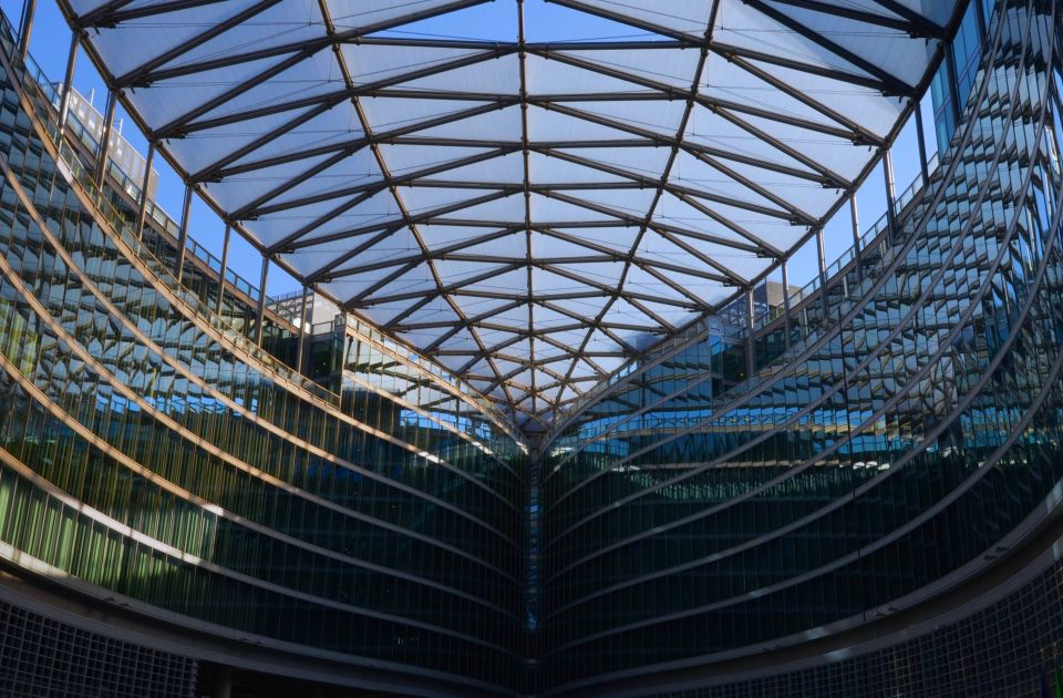 Milan: Piazza Gae Aulenti and Pelli Tower Walking Tour - Corso Como: The Fashion Street Walk with Purpose