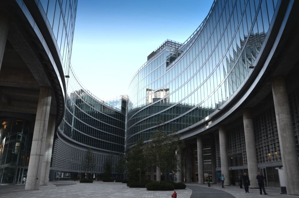 Milan: Piazza Gae Aulenti and Pelli Tower Walking Tour - Meeting Point and First Steps at Palazzo Lombardia
