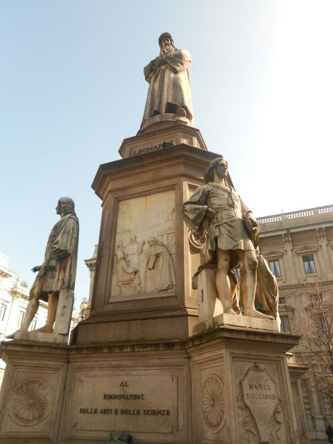 Milan: Private or Shared Essential Walking Tour - Group size, private options, and the headset rule