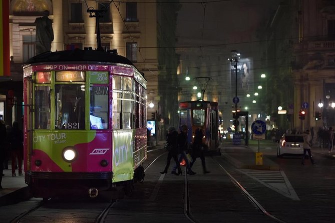 MILAN PRIVATE WALKING TOUR BY NIGHT: AMAZING MILAN - 2 h - A 9:00 pm Milan walk where the light does the explaining
