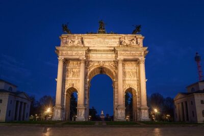 MILAN PRIVATE WALKING TOUR BY NIGHT: AMAZING MILAN - 2 h - Teatro alla Scala after dark: culture with real street-level context