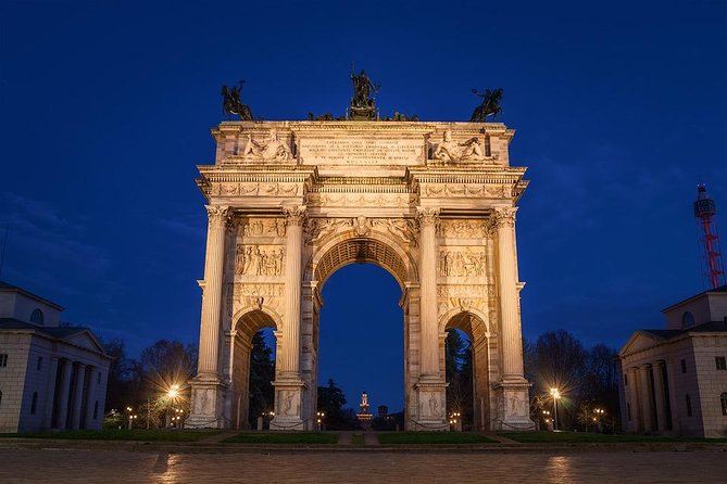 MILAN PRIVATE WALKING TOUR BY NIGHT: AMAZING MILAN - 2 h - Teatro alla Scala after dark: culture with real street-level context