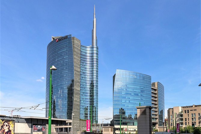 Milan Skyscrapers Guided Tour: Porta Nuova, Unicredit tower & Vertical Forest - Isola’s Railing Houses and the Vertical Forest Towers