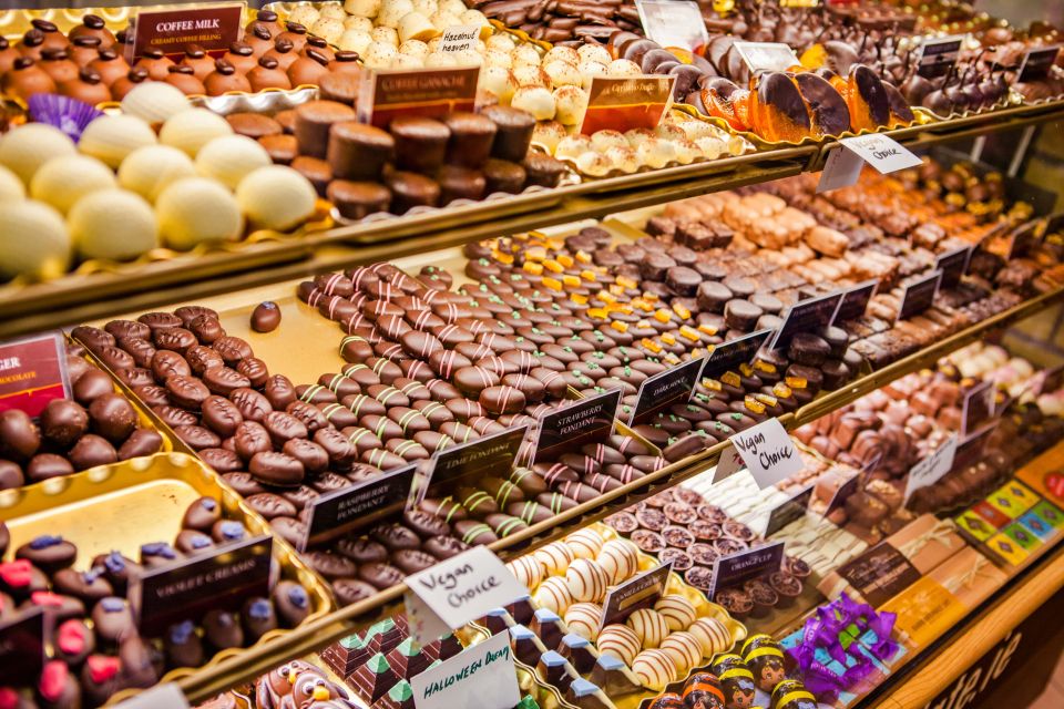 Milan: Sweet Delights Patisserie Tour - Stop 4: Milan Duomo Area Finish with Mignon Pastries and Pralines
