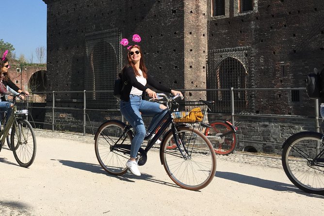 Milan's Hidden Gems: Unique Bike Tour (ENG, NL) - Getting Oriented: bikes, helmets, and a smooth 10:00 start