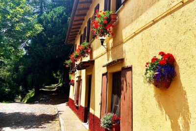 MTB Tour Lake Como Mountain Views & Local Cuisine - Como-Brunate funicular: the smartest way to start