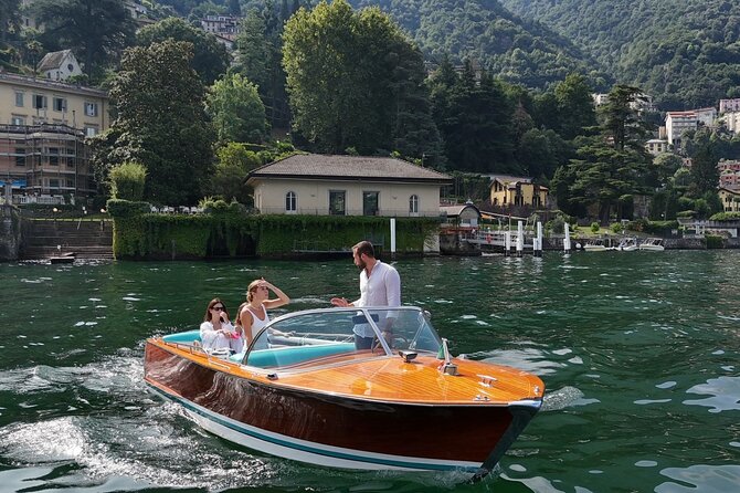 Private tour in classic wooden boat - Prosecco, villa views, and why the captain’s stories matter