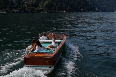 Private tour in classic wooden boat - Your 1-hour Lake Como flow: sail, toast, swim, return