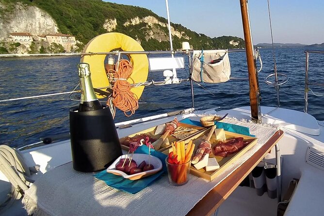 Private Tour on a Sailing Boat on Lake Maggiore with Aperitif and Music - How the evening runs: from 6:30 PM to back at your port