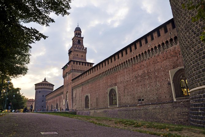 Skip the Line: Essential Milan Tour Including Da Vinci's 'The Last Supper' - Piazza del Duomo: the cathedral area without the long lines