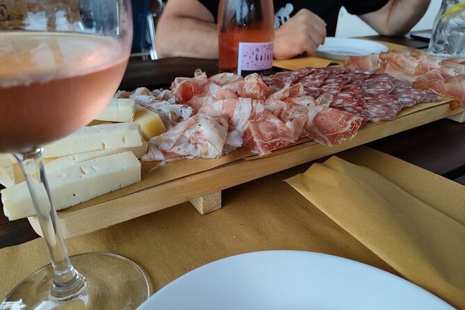 Tasting of 4 Valtenesi wines with local food in Salò - The family winery visit: why the cellar time matters