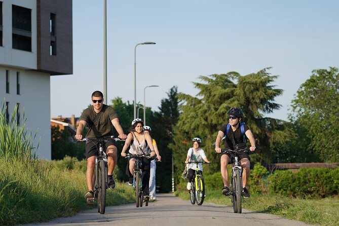 The Milan you don't expect, bike tour with picnic on the lake - Bikes, pace, and Davide’s safety-first style