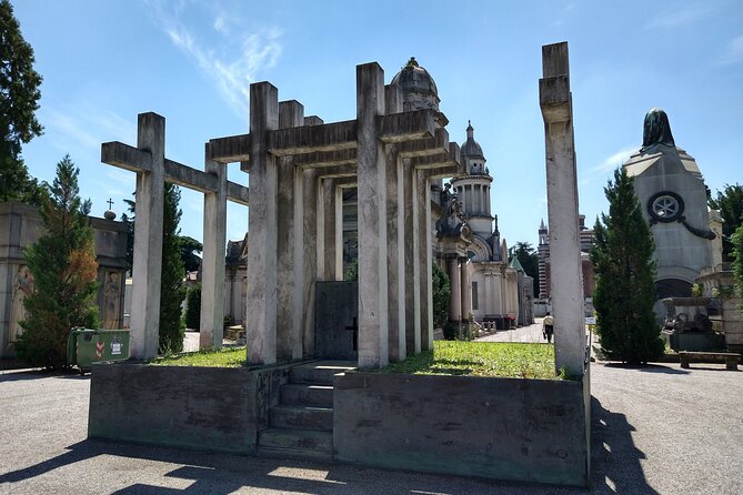 The Monumental Cemetery of Milan guided experience - Stepping in: the piazzale and the Civico Mausoleo Palanti