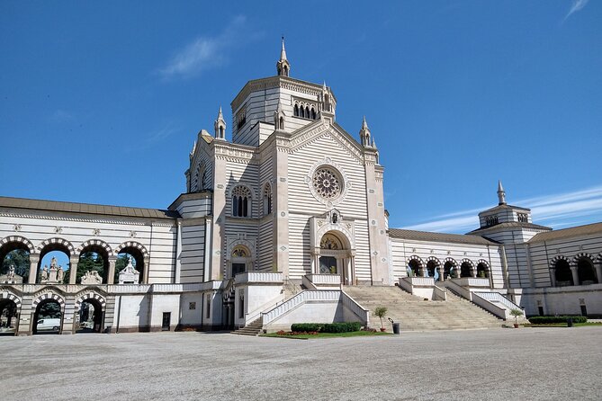 The Monumental Cemetery of Milan guided experience - The guide makes it click: clear storytelling in a small group