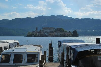 The romantic village of Orta San Giulio with a tour guide - San Giulio Island: Romanesque basilica and the Way of Silence