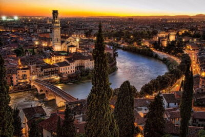 Verona and Lake Garda Day Trip from Milan - Juliet’s balcony photos: Casa di Giulietta in the middle of your day