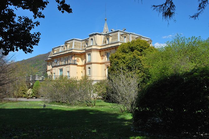 Walking tour with a private tour guide in the botanical gardens of Villa Taranto - Meet your guide and get oriented fast